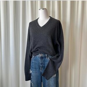 Bloomingdale’s 100% Cashmere V-Neck sweater Grey Preppy Style.